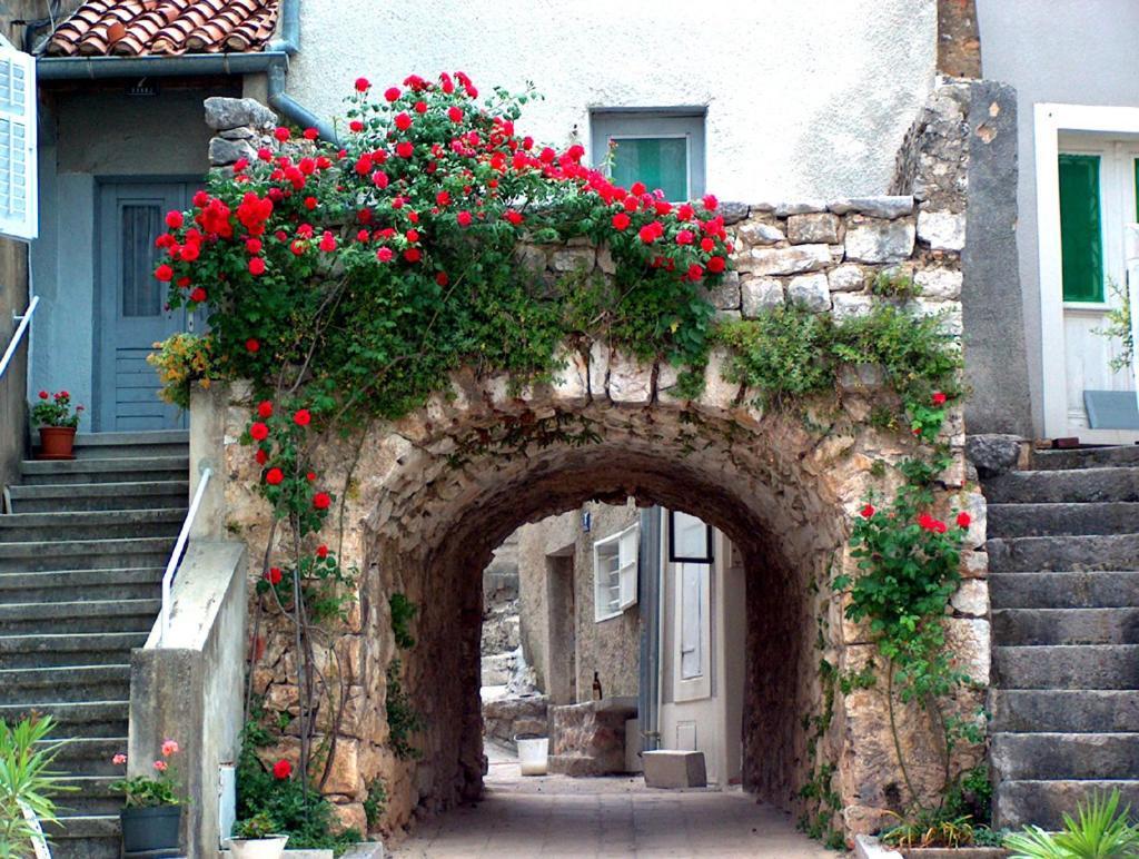 Hotel Adriatic Omišalj Buitenkant foto